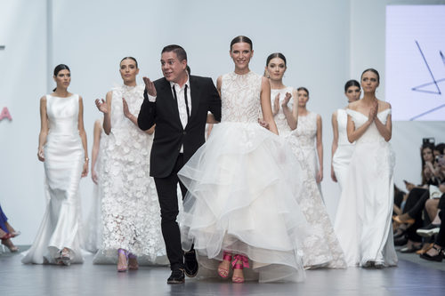 El diseñador Hannibal Laguna en el desfile de su firma en la Madrid Bridal Week 2017