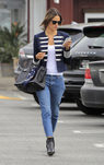 Alessandra Ambrosio con una chaqueta navy en California