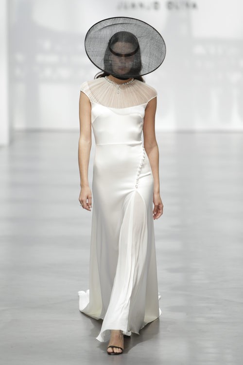 Vestido de novia de seda de Juanjo Oliva en la Madrid Bridal Week 2017
