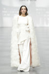 Abrigo de plumas de Juanjo Oliva en su debut sobre la Madrid Bridal Week 2017