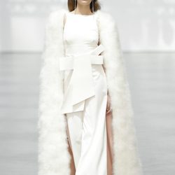 Abrigo de plumas de Juanjo Oliva en su debut sobre la Madrid Bridal Week 2017