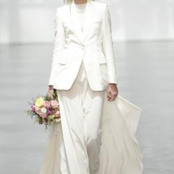 Traje de chaqueta de Juanjo Oliva en su desfile sobre la Madrid Bridal Week 2017