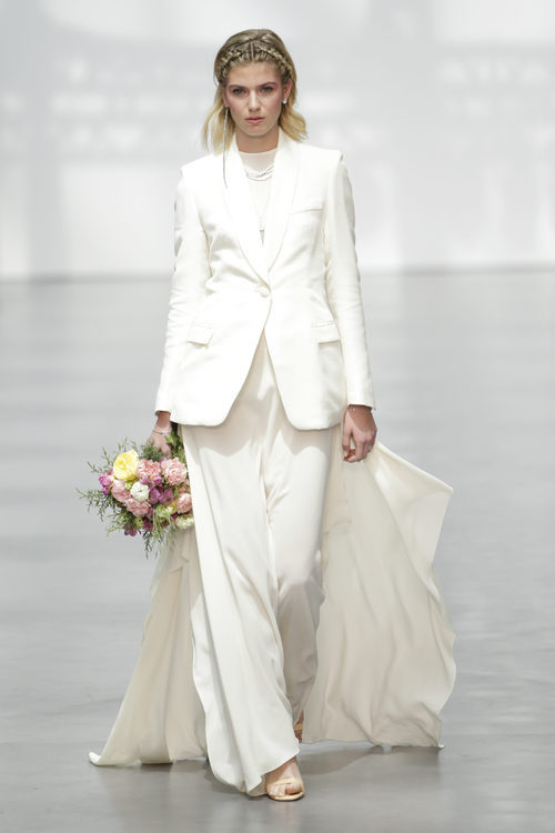 Traje de chaqueta de Juanjo Oliva en su desfile sobre la Madrid Bridal Week 2017