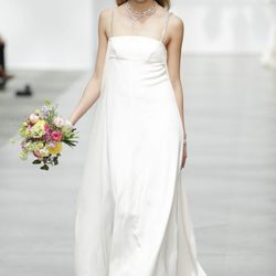 Vestido de novia sencillo de Juanjo Oliva sobre la Madrid Bridal Week 2017