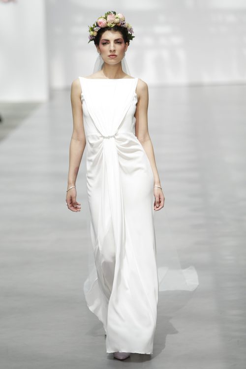 Vestido de novia fruncido de Juanjo Oliva sobre la Madrid Bridal Week