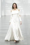 Vestido de novia asimétrico de Juanjo Oliva sobre la Madrid Bridal Week 2017