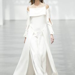 Vestido de novia asimétrico de Juanjo Oliva sobre la Madrid Bridal Week 2017