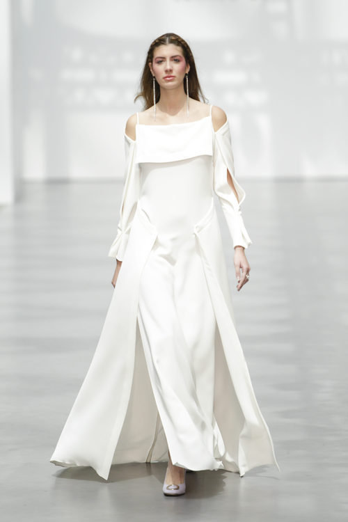 Vestido de novia asimétrico de Juanjo Oliva sobre la Madrid Bridal Week 2017
