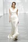 Vestido de novia con plumas de Juanjo Oliva sobre la Madrid Bridal Week 2017
