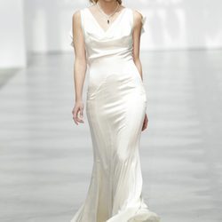 Vestido de novia con plumas de Juanjo Oliva sobre la Madrid Bridal Week 2017
