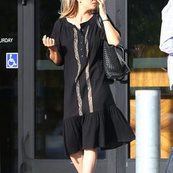 Kaley Cuoco con un total look black en las calles de California