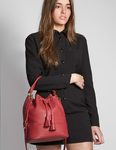 Bolso 'Bolero' en color rojo intenso de la firma solidaria Miemana