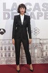 Úrsula Corberó con un traje de chaqueta negro en la premiere de 'La casa de papel'