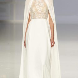 Vestido con capa de Rosa Clará colección 2018 sobre la Barcelona Bridal Week