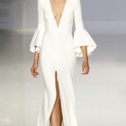 Vestido de novia con volantes de Rosa Clará colección 2018 sobre la Barcelona Bridal Week