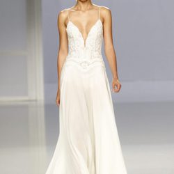 Vestido con escote profundo de Rosa Clará colección 2018 sobre la Barcelona Bridal Week