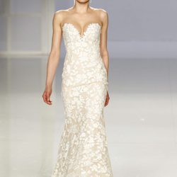Vestido de novia con escote corazón de Rosa Clará colección 2018 sobre la Barcelona Bridal Week