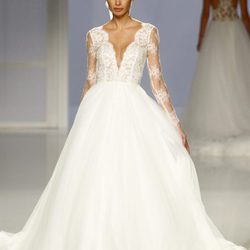 Joana Sanz desfilando para Rosa Clará colección 2018 sobre la Barcelona Bridal Week