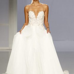 Mariana Downing en la pasarela de Rosa Clará colección 2018 en la Barcelona Bridal Week