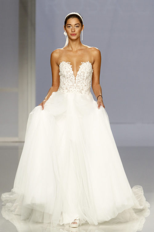Mariana Downing en la pasarela de Rosa Clará colección 2018 en la Barcelona Bridal Week