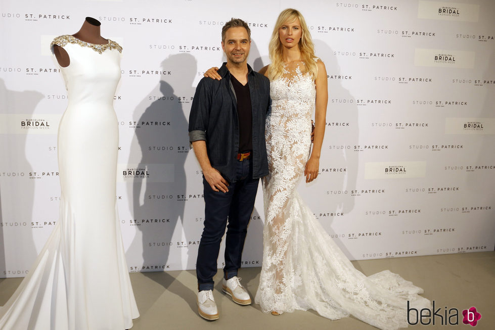 Karolina Kurkova y Hervé Moreau en la presentación de la colección 2018 de Studio St. Patrick en la Barcelona Bridal Week