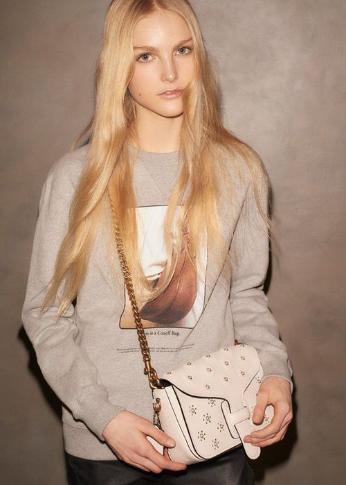 Bolso blanco estilo bandolera de la primavera/verano 2017 de Coach & Rodarte