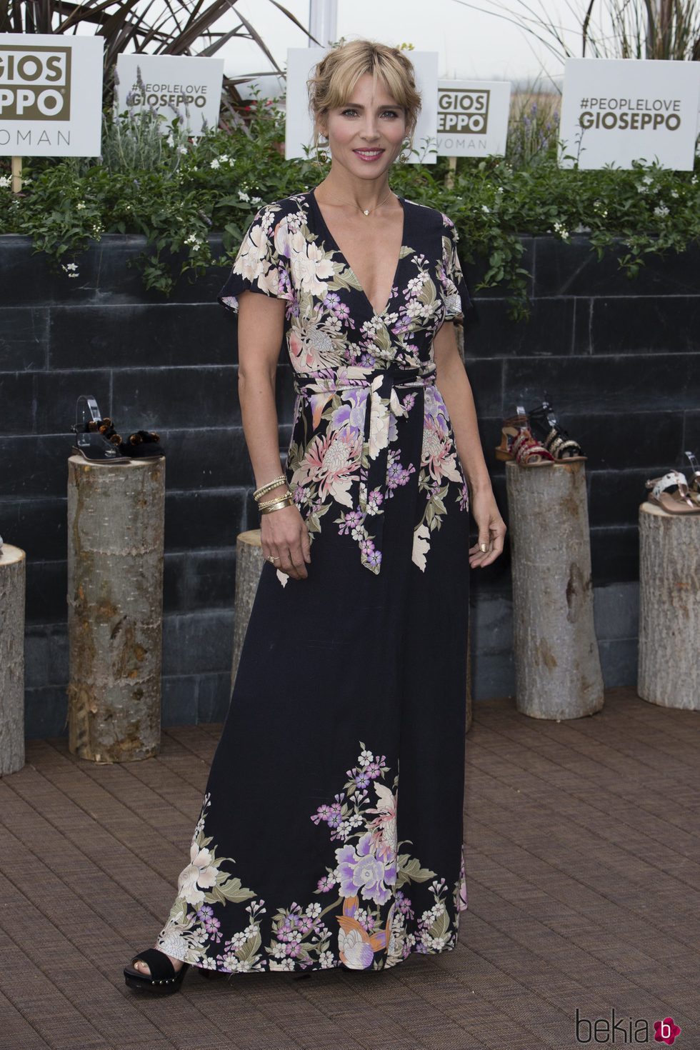 Elsa Pataky con un look primaveral en la presentación de la nueva colección de Gioseppo
