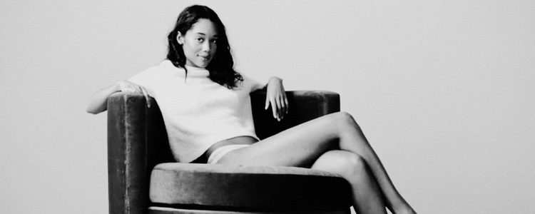 Laura Harrier posando para la firma Calvin Klein en su colección 'Underwear'