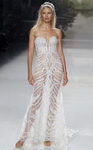 Karolina Kurkova con un vestido de pedrería de St. Patrick colección 2018 en la Barcelona Bridal Week
