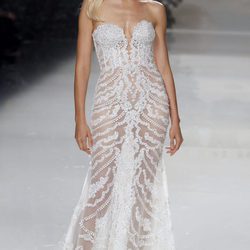 Karolina Kurkova con un vestido de pedrería de St. Patrick colección 2018 en la Barcelona Bridal Week