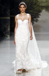 Vestido de novia con capa de St. Patrick colección 2018 en la Barcelona Bridal Week