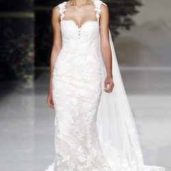 Vestido de novia con capa de St. Patrick colección 2018 en la Barcelona Bridal Week