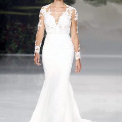 Karolina Kurkova con un vestido marcado de St. Patrick colección 2018 en la Barcelona Bridal Week