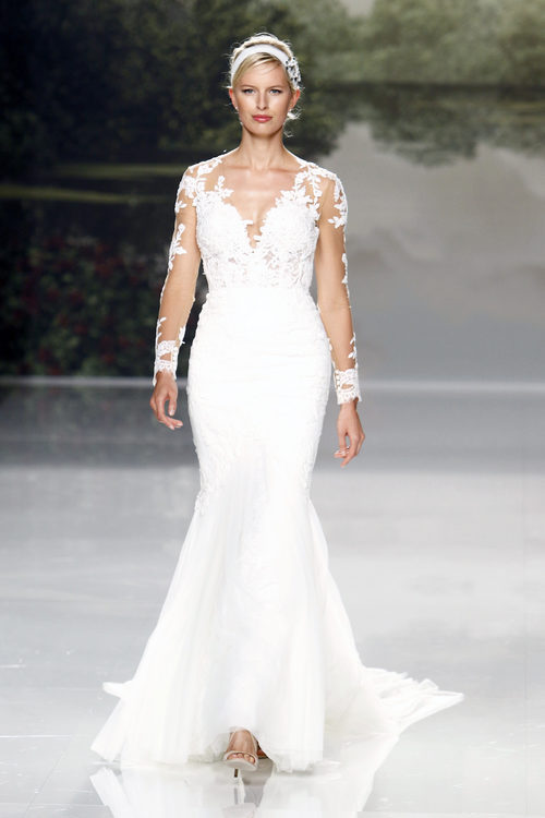 Karolina Kurkova con un vestido marcado de St. Patrick colección 2018 en la Barcelona Bridal Week