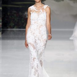 Karolina Kurkova cerrando el desfile de St. Patrick colección 2018 en la Barcelona Bridal Week