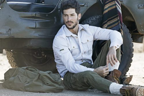 Leo Rico con un look militar de la primavera/verano 2017 de Imiloa