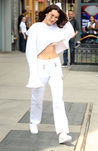 Bella Hadid con un total look white en Nueva York