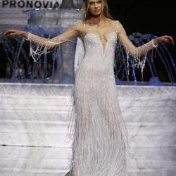 Romee Strijd desfilando para Pronovias con la colección 2018 en en la Barcelona Bridal Week