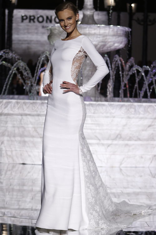 Vestido de manga larga de la colección 2018 en en la Barcelona Bridal Week
