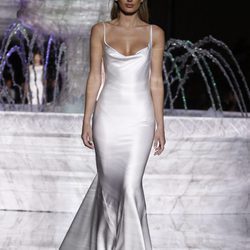 Bregje Heinen desfilando para Pronovias con la colección 2018 en en la Barcelona Bridal Week
