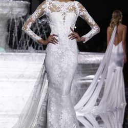 Cindy Bruna desfilando para Pronovias con la colección 2018 en en la Barcelona Bridal Week