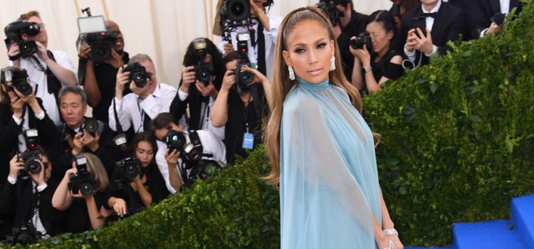 Jennifer Lopez con un Valentino en la Gala del MET 2017