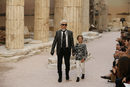 Karl Lagerfeld y Hudson Kroenig saludando en el carrusel final de la colección Crucero Chanel 2018