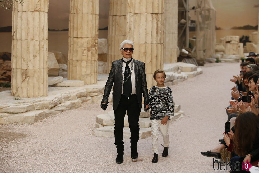 Karl Lagerfeld y Hudson Kroenig saludando en el carrusel final de la colección Crucero Chanel 2018