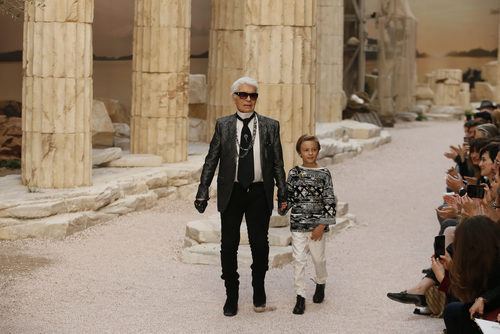 Karl Lagerfeld y Hudson Kroenig saludando en el carrusel final de la colección Crucero Chanel 2018