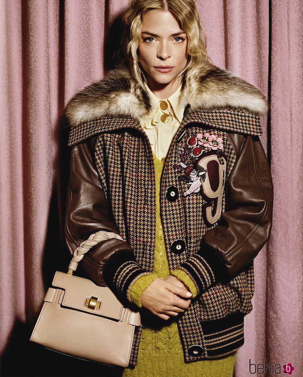 Jaime King posando con la colección 'Room 303' de Miu Miu para otoño 2017