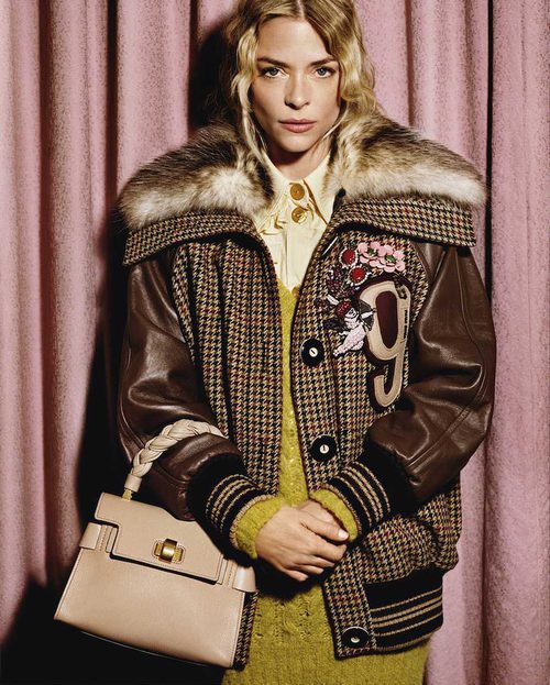 Jaime King posando con la colección 'Room 303' de Miu Miu para otoño 2017