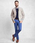 Cazadora beige y pantalón chino de la colección Golden Fleece para Brooks Brothers primavera/verano 2017