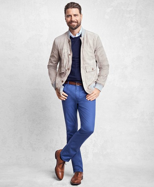 Cazadora beige y pantalón chino de la colección Golden Fleece para Brooks Brothers primavera/verano 2017