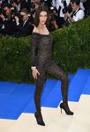 Bella Hadid con un jumpsuit de Alexander Wang en la Gala del MET 2017